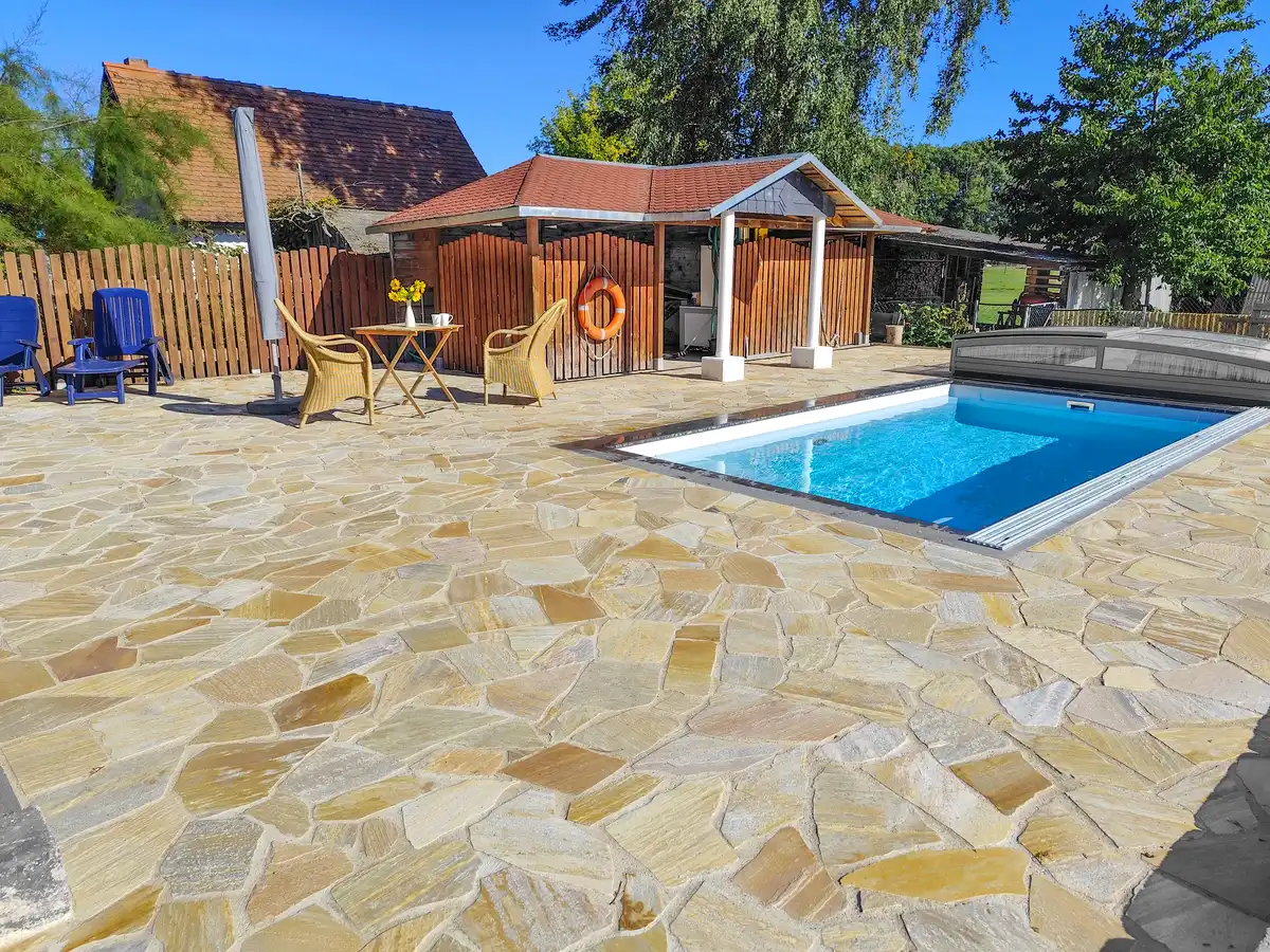 outdoor project GmbH – Pflastern mit Natursteinen, Anlegen von Poolanlagen